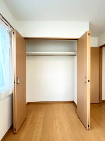 松戸市上矢切戸建の収納|ハンガーパイプ付きで衣類の収納に便利なクローゼット。扉が大きく開き整理しやすく、洋室にうれしい使いやすさです。