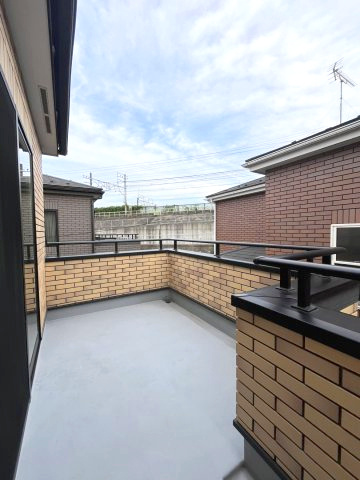松戸市上矢切戸建のバルコニー|イスを置いてくつろげる開放感のあるバルコニー。広さにゆとりがありご家族の布団干しや洗濯物もゆったり干せて便利です。