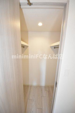 プレサンス大国町ラヴェニールの収納|左右ハンガーパイプあり奥行きもあります
