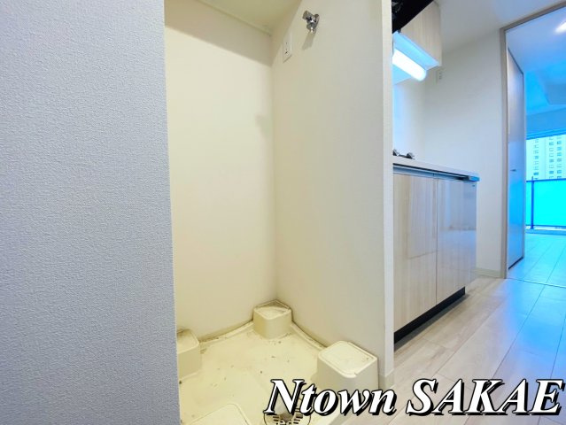 【設備】 | プレサンスSAKAEフロント | 洗濯機置き場です