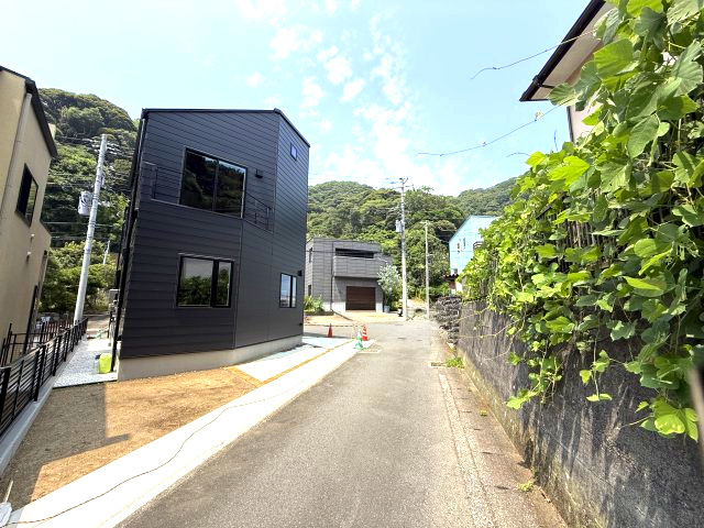 緑を臨む　大型ロフト付　新築住宅の前面道路含む現地写真|前面道路