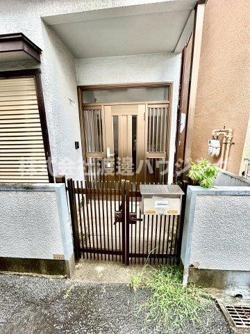 東大阪市若江本町３丁目のテラスのエントランス