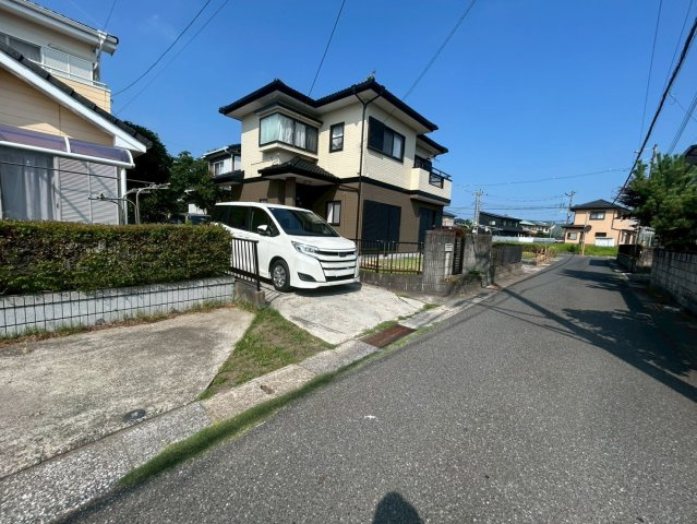 茂原市本小轡　中古戸建の前面道路含む現地写真