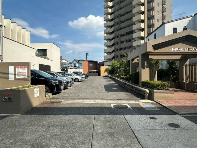 エスポア千種の駐車場|敷地内平面駐車場（10,0000円/月～12,000円/月）※車種による