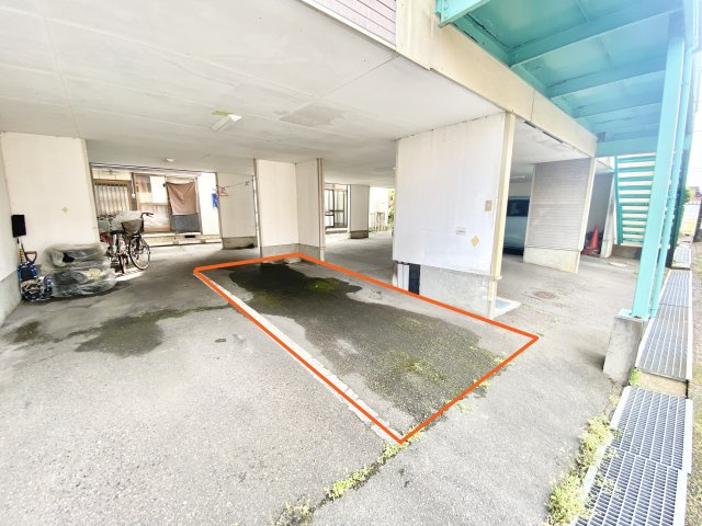 コーポHOSHIの駐車場