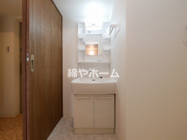 シスイル住之江の独立洗面台|朝の支度にも助かる、独立の洗髪洗面化粧台