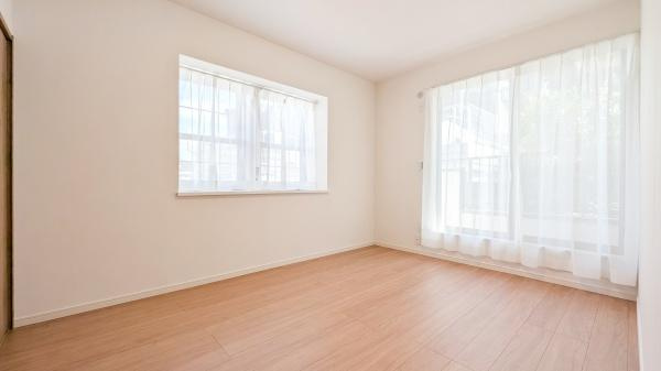 横浜市栄区公田町の中古一戸建の洋室|二面採光の明るく、落ち着きのある洋室！
休日はこちらでおくつろぎ下さい♪