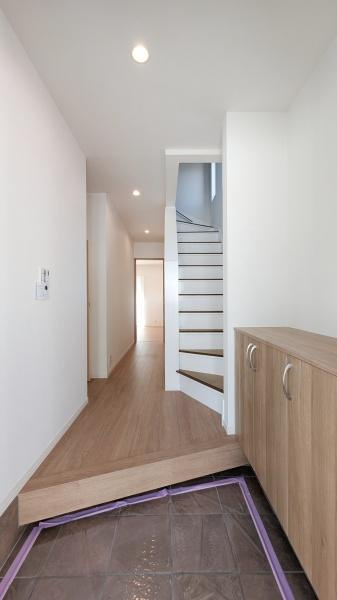 横浜市栄区公田町の中古一戸建の玄関|収納豊富な玄関です。
この明るい玄関が気持ちよく家族を迎え入れます♪