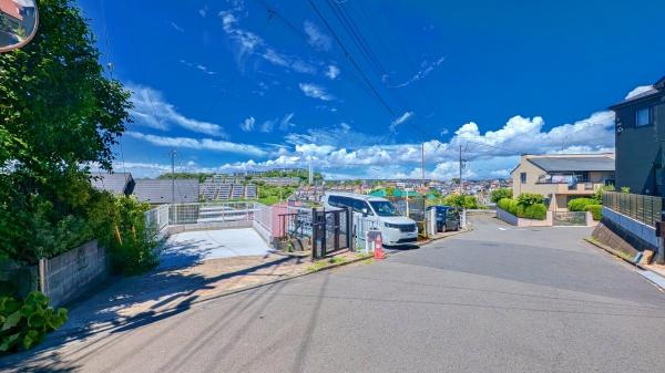 横浜市栄区公田町の中古一戸建の前面道路含む現地写真|前面道路が広いので、安心して駐車可能です！