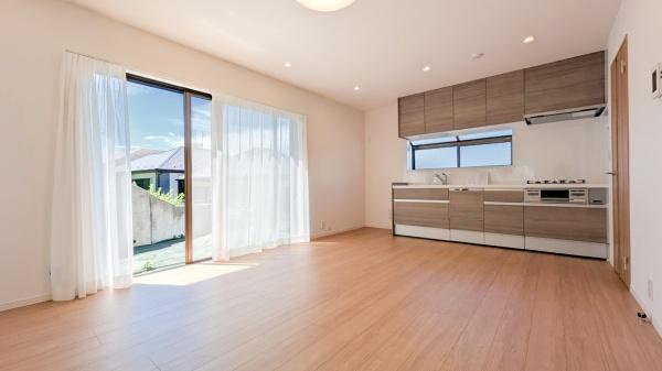 横浜市栄区公田町の中古一戸建の居間・リビング|自慢したくなるリビング！
形も良く家具の配置にも困りません。