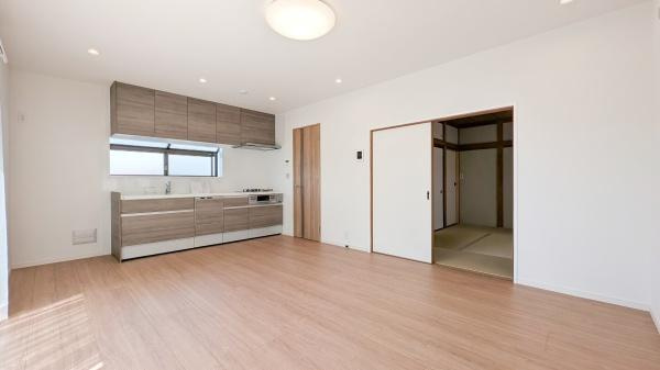 横浜市栄区公田町の中古一戸建の居間・リビング|窓からは明るい光が差し込みます！
電気をつけなくても明るいです。
