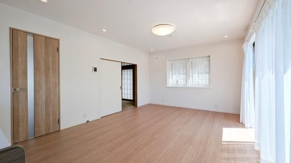 横浜市栄区公田町の中古一戸建の居間・リビング|家族が自然と集まるリビングは
落ち着きのある空間です♪