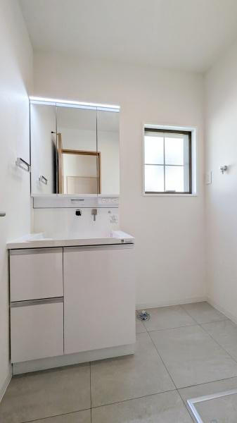 横浜市栄区公田町の中古一戸建の独立洗面台|お化粧もしやすい三面鏡付き独立洗面台、
収納もしっかりあり、洗剤などもしまっておけます。