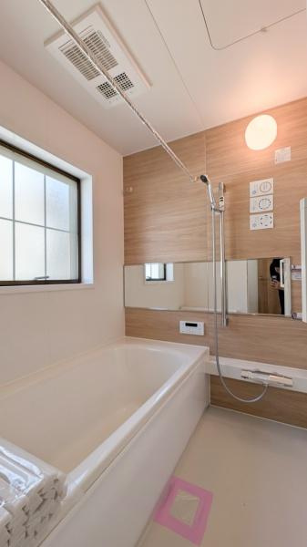 横浜市栄区公田町の中古一戸建の浴室|窓付きの浴室です。
このバスルームで一日の疲れを癒してください！