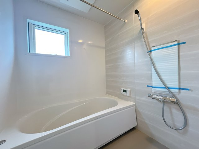 深谷市上野台　新築戸建　全2棟　の浴室|ゆったり寛げる1坪タイプのシステムバス。足を伸ばしてゆっくりとくつろげます。お子様と一緒に入ってもゆとりがありますね♪便利な浴室乾燥機付き！