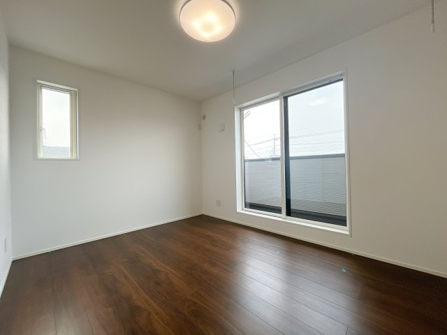 深谷市上野台　新築戸建　全2棟　の洋室|２階居室は全室収納あり！たっぷりある収納活用でお部屋もキレイを保てます♪