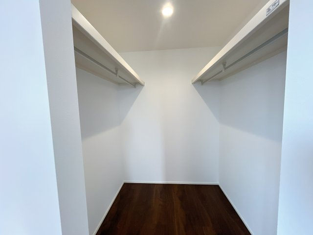 深谷市上野台　新築戸建　全2棟　の収納|お洋服を大切にされる方に大変喜ばれる、ウォークインクローゼット。お洋服以外にも掃除機やスーツケースなどを一箇所に集約できるのは魅力ですね！扉が一箇所ですので、お部屋の見た目にもスッキリ！