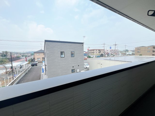 深谷市上野台　新築戸建　全2棟　のバルコニー|家族分の洗濯物もしっかり干せます。日当たりも良く、毎日のお洗濯が楽しくなりそう♪お布団は手軽に干せていつもポカポカに☆