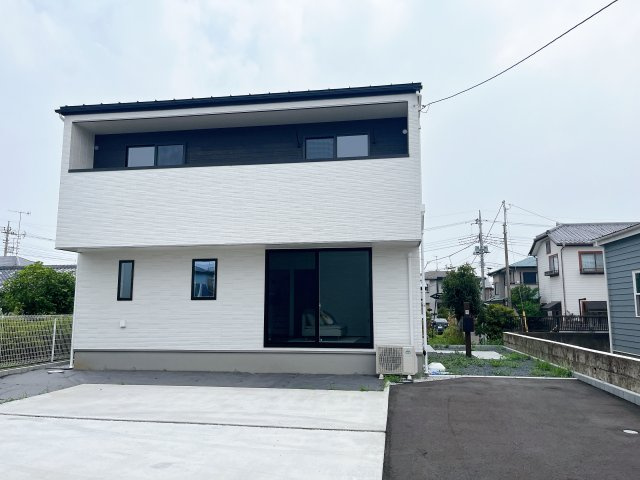 深谷市上野台　新築戸建　全2棟　の前面道路含む現地写真|駐車場は並列駐車２台分☆来客時も安心です♪セカンドカー用にもお使いいただけます。