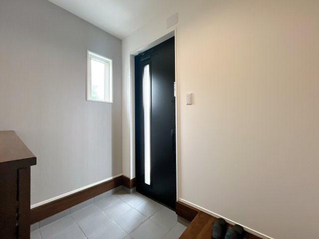 深谷市上野台　新築戸建　全2棟　の玄関|明るく清潔感のある玄関でお客様を迎えるスペースをパッと明るい印象に！大容量の収納力で大家族の履物もすっきり収納できます♪