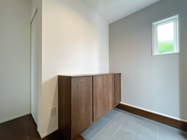 深谷市上野台　新築戸建　全2棟　の玄関|明るく清潔感のある玄関でお客様を迎えるスペースをパッと明るい印象に！大容量の収納力で大家族の履物もすっきり収納できます♪