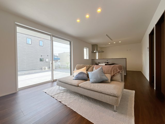 深谷市上野台　新築戸建　全2棟　の居間・リビング|広々リビング×対面キッチンで家族の会話も弾みます♪家族団らんの秘訣は間取りにあり☆夢のマイホームを一緒に叶えましょう！