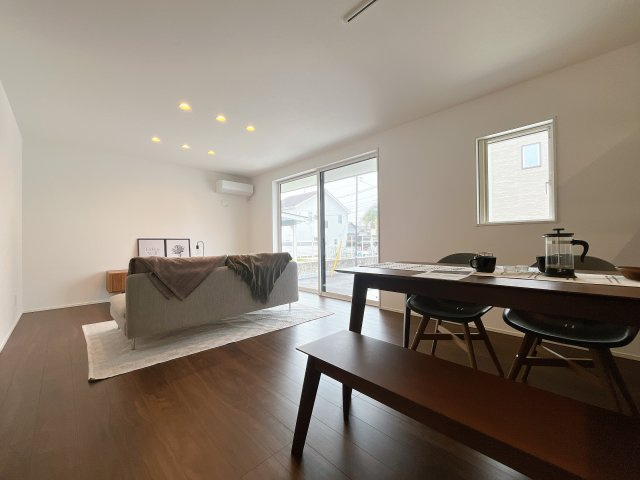 深谷市上野台　新築戸建　全2棟　の居間・リビング|窓から差し込む光で家族を温かく包み込みます。明るいリビングで子育てする喜びを☆いつでも見学可能です！