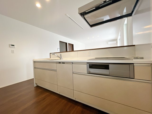 深谷市上野台　新築戸建　全2棟　のキッチン|キッチンの収納も充実☆食洗器完備で家事も楽々♪生活の質が向上すること間違いなしの充実設備です。