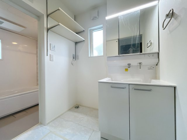 深谷市上野台　新築戸建　全2棟　の独立洗面台|ゆとりの洗面スペースで朝の身支度も快適スムーズに。３面鏡で髪のセットやお化粧もストレスなくこなせ、朝から気分良く通勤通学に向かえそうですね！鏡の裏にはたっぷりと収納スペースを標準装備