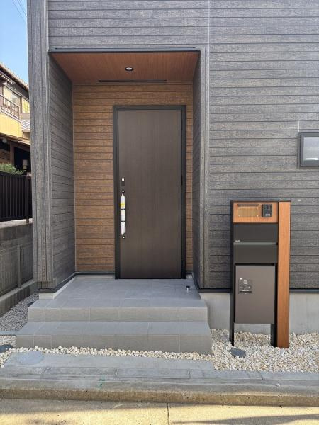 岡崎市羽根町陣場　全2棟・1号棟の玄関|訪れる人を心地よく迎え入れます。