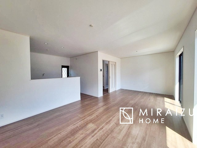 【居間・リビング】 | 暮らしやすさを考えたプランで快適な現地ロケーションを実現。安らぎに満たされる、ゆとりのある日々を過ごせます♪