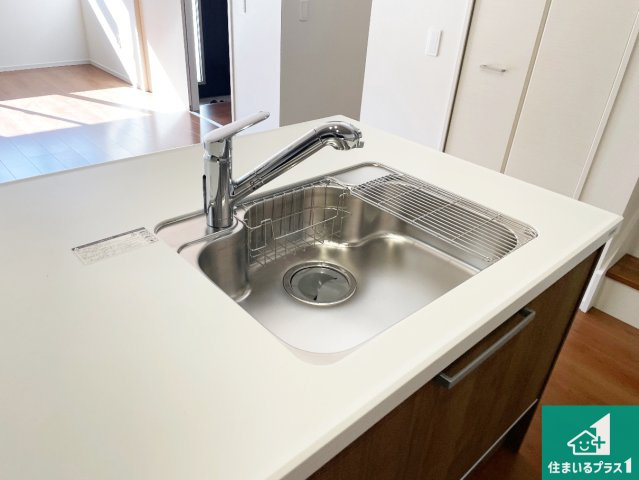 京都市伏見区淀生津町　第1期　新築一戸建ての独立洗面台|清潔感のある洗面台です。フラットな鏡は掃除がしやすく毎日清潔！ホースは引き出して使えるので洗顔やお掃除の際に便利です！