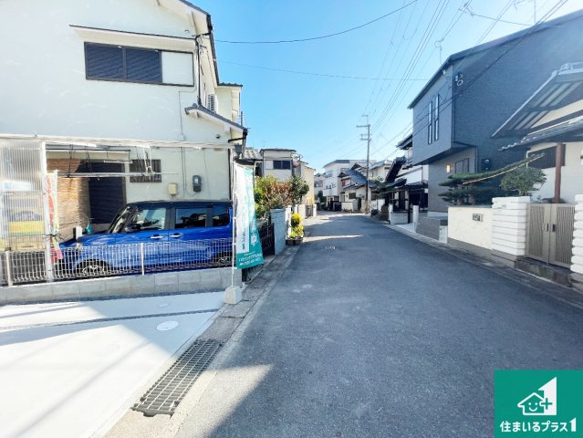 京都市伏見区淀生津町　第1期　新築一戸建ての前面道路含む現地写真|周辺は閑静な住宅街！前面道路広々で車の出し入れも便利です。駐車が苦手な方でも安心して車庫入れできます！