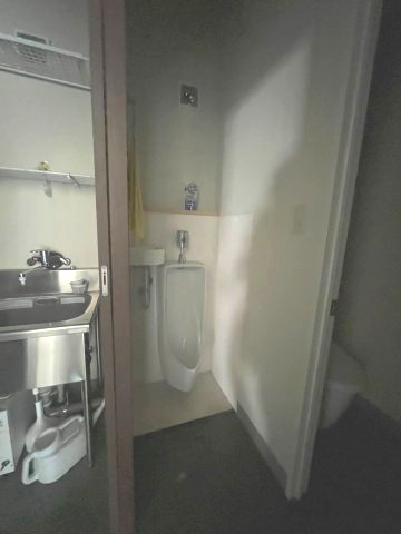 長塚町１丁目１１１－４事務所付倉庫付のトイレ