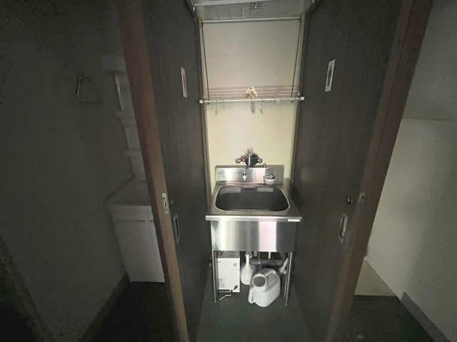 長塚町１丁目１１１－４事務所付倉庫付の洗面所