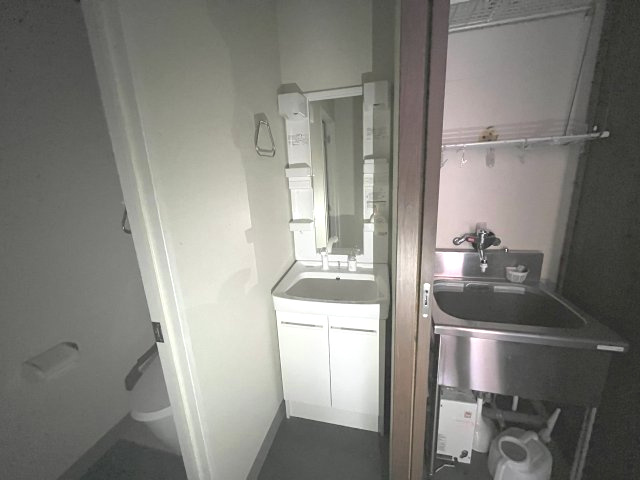 長塚町１丁目１１１－４事務所付倉庫付の独立洗面台