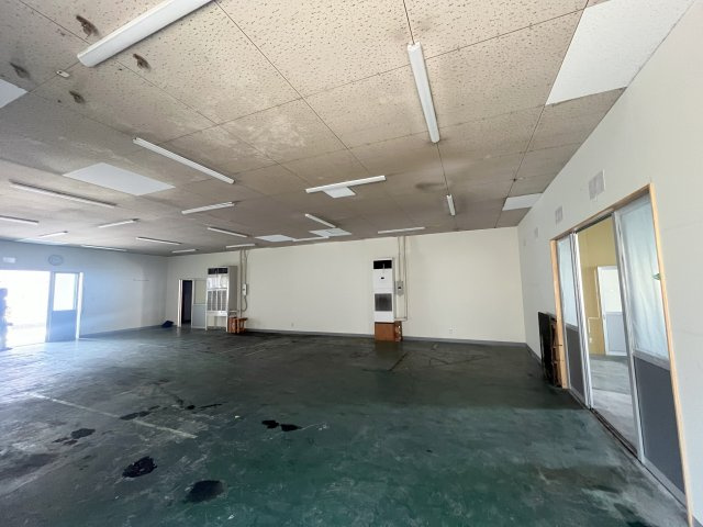 長塚町１丁目１１１－４事務所付倉庫付のロビー