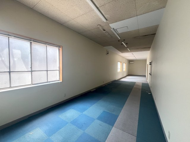 長塚町１丁目１１１－４事務所付倉庫付のエントランス