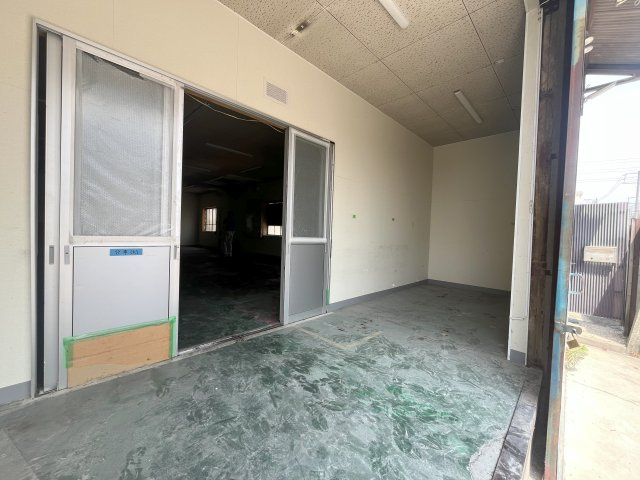 長塚町１丁目１１１－４事務所付倉庫付の玄関