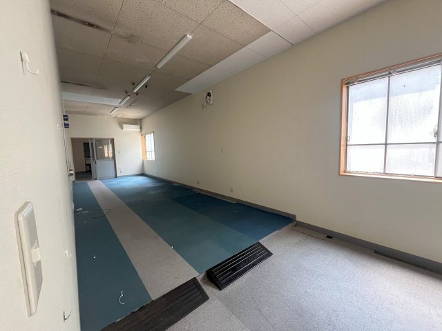 長塚町１丁目１１１－４事務所付倉庫付の居間・リビング