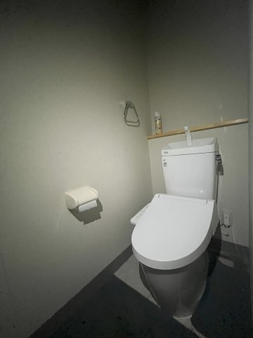 長塚町１丁目１１１－４事務所付倉庫付のトイレ