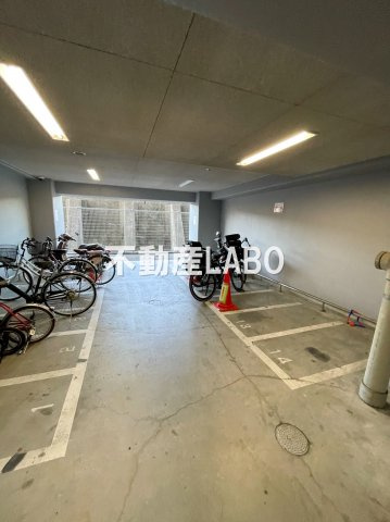 エステムプラザ難波WESTリバークロスの駐車場