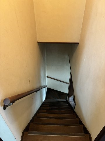 【内装】 | 米沢市駅前４丁目　２階建て中古住宅 | 階段