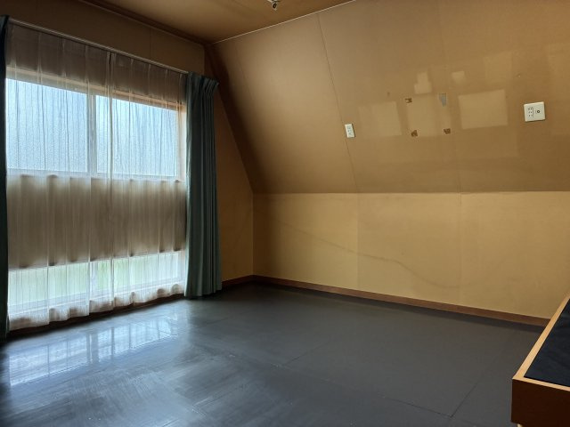 米沢市駅前４丁目　２階建て中古住宅の洋室