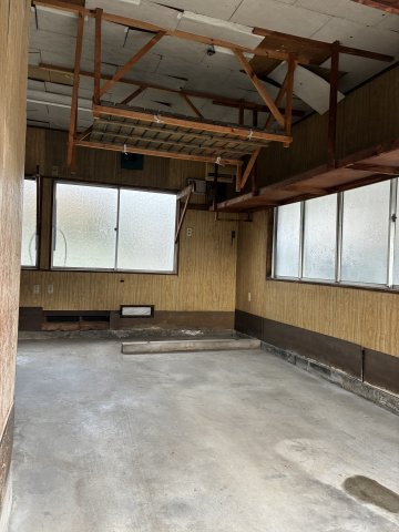 米沢市駅前４丁目　２階建て中古住宅のその他|車庫