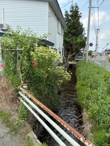 【その他】 | 米沢市駅前４丁目　２階建て中古住宅 | 敷地南側水路