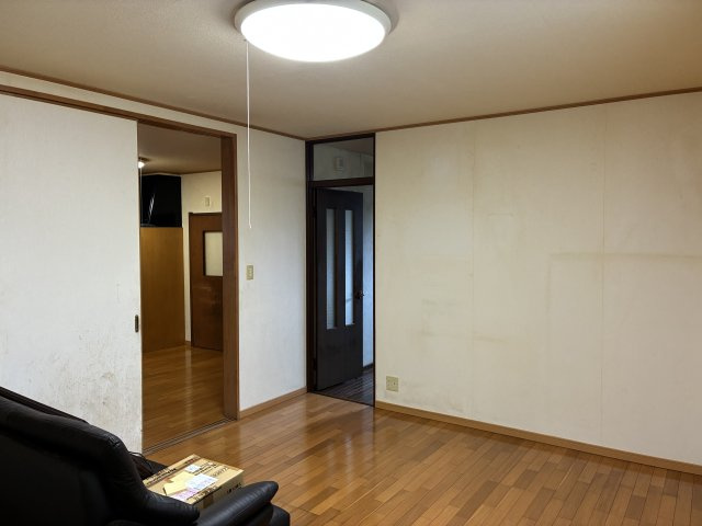米沢市駅前４丁目　２階建て中古住宅の居間・リビング