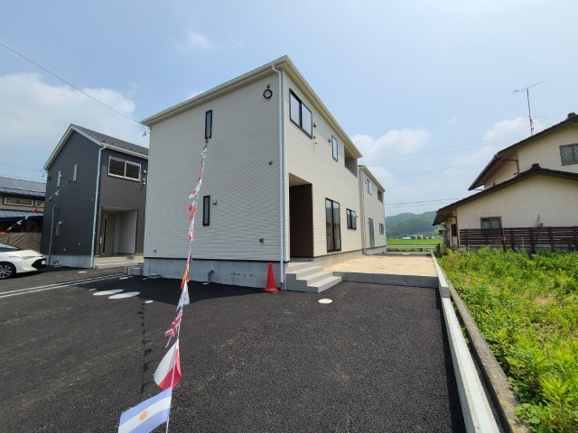 【新築戸建】　いわき市平下平窪第6の駐車場|3号棟外観、カースペースです（3台駐車可能）