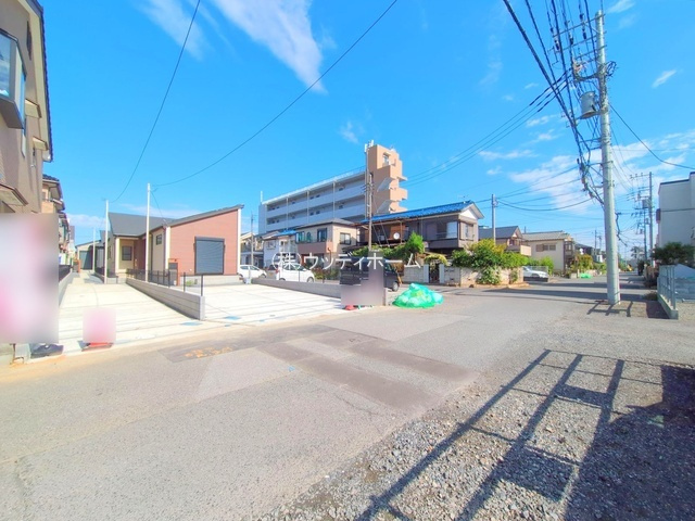 越谷市袋山　新築一戸建て　1号棟の前面道路含む現地写真
