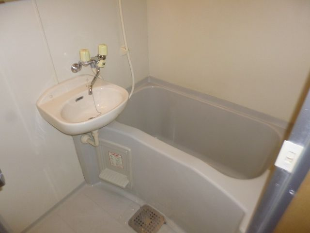 【洗面所】 | APEX FLAT　R | 浴室の洗面スペースです（同物件別室写真です）